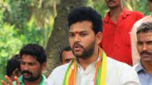 వైసీపీ ఎంపీలు ప్రత్యేక హోదాపై నోరు మెదపడం లేదు