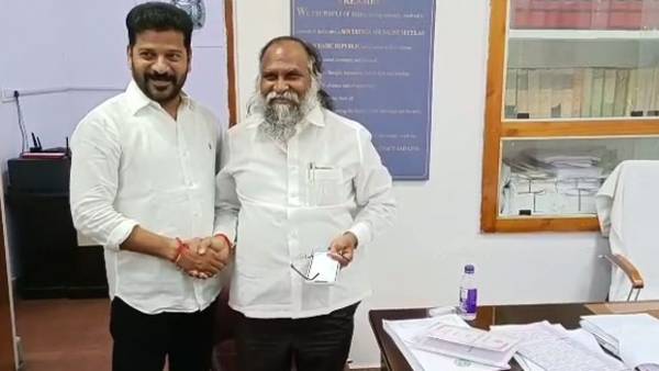 మీడియా ముందుకు ఆత్మీయంగా పలకరించుకుంటూ జగ్గారెడ్డి, రేవంత్ రెడ్డి