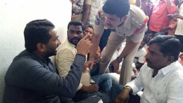 MLA Raghunandan Rao protest at Mirdoddi police station MLA Raghunandan Rao protest at Mirdoddi police station