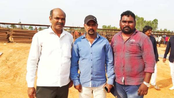 ఏర్పాట్లు పరిశీలిస్తున్న అభిమాన సంఘాల నాయకులు