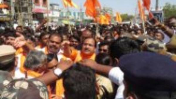 రాజీ చేసి పంపించిన ఎస్పీ, కలెక్టర్
