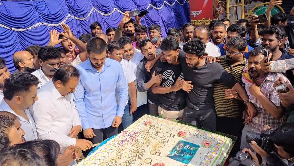 థియేటర్ల వద్ద జాతర..
