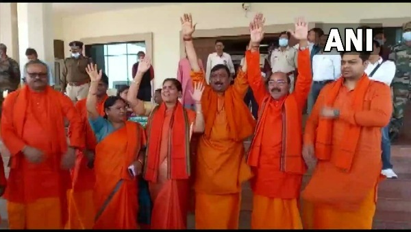 BJP MLAs arrive at the Jharkhand assembly in Ranchi in saffron attire, following the partys victory BJP MLAs arrive at the Jharkhand assembly in Ranchi in saffron attire, following the partys victory