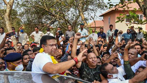 గోవా: విశ్వజిత్ రాణే లీడ్, భార్య కూడా.. పోలింగ్ కేంద్రం నుంచి వస్తూ ఆనందం, సీఎం అంటూ..