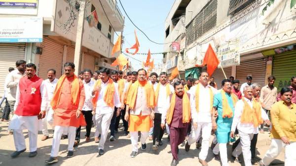కేంద్ర మంత్రి, ఎమ్మెల్యేల మీద రాళ్లదాడి