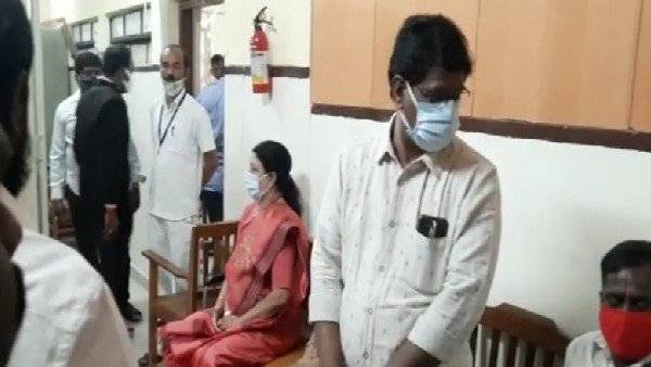 జైల్లో చిన్నమ్మ శశికళ లగ్జరీ లఫ్ ?