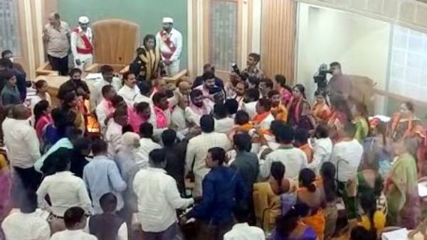 టీఆర్ఎస్ కార్పొరేటర్ కవిత వ్యాఖ్యలపై బీజేపీ ఫైర్, వాగ్వాదం, ఘర్షణ