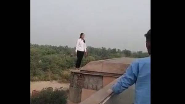 Delhi: A Girl Jumps Off Delhi Metro’s Akshardham Station Delhi: A Girl Jumps Off Delhi Metro’s Akshardham Station