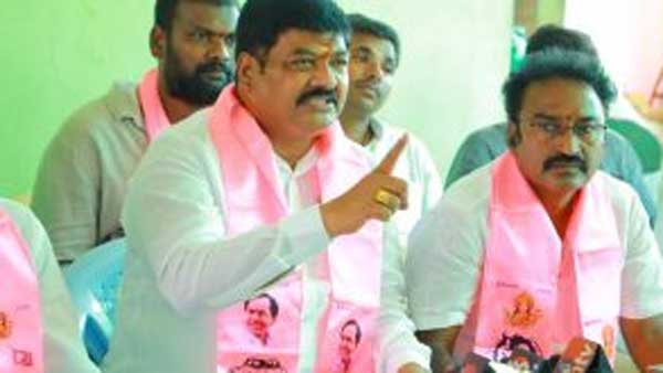 ఎమ్మెల్యేకు చెక్ పెట్టాలని సీనియర్లు, సీనియర్లకు చెక్ పెట్టాలని ఎమ్మెల్యే