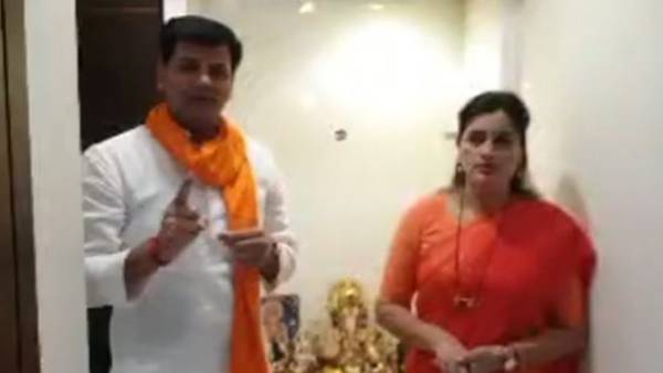 shivsena workers protest at mp navneet kaurs residence after her comments on cm uddhav shivsena workers protest at mp navneet kaurs residence after her comments on cm uddhav