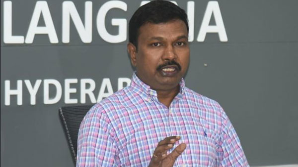 హోమంలో మిరపకాయలు వేసి పూజలు