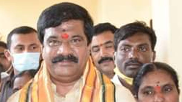 బీజేపి కార్యకర్తల దిగజారుడు వ్యవహారం..