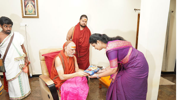 Minister Vidadala Rajini visits Visakha Sarada Peetam and taken blessings from Swaroopanandendra Minister Vidadala Rajini visits Visakha Sarada Peetam and taken blessings from Swaroopanandendra