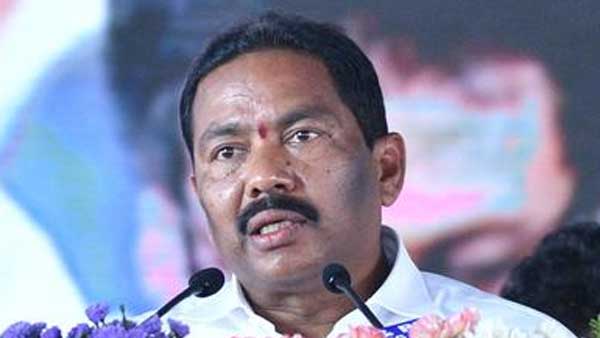 అభిమానుల అత్యుత్సాహం ..మంత్రికి ఇబ్బందిగా