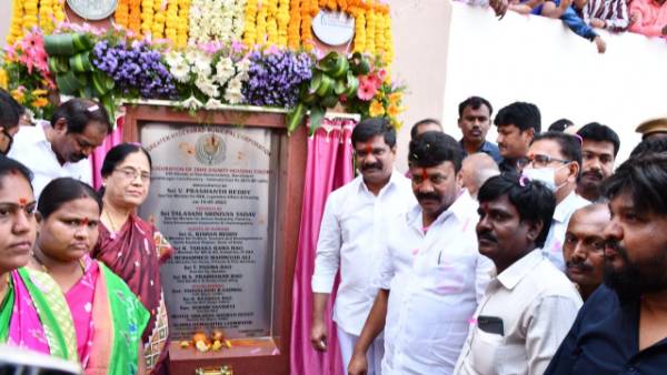 ఒకప్పుడు మురికి బస్తీలు.. ఇప్పుడు అధునాతన రెండు గదుల ఇండ్లన్న మంత్రులు