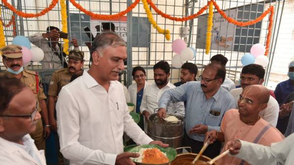 రోగి బందువులకు మూడుపూటలా భోజనం.. పధకాన్ని ప్రరంభించిన మంత్రి హరీష్ రావు
