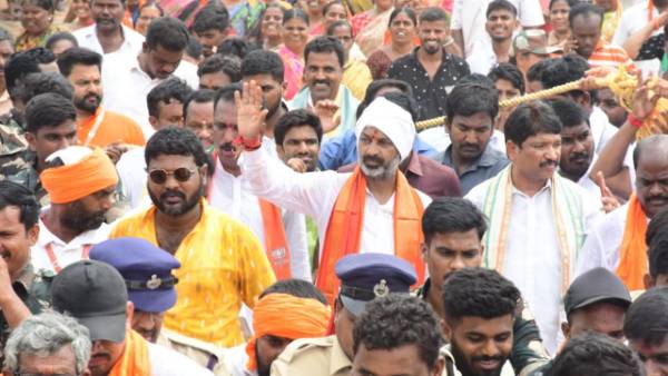 రచ్చబండి నిర్వహించిన సంజయ్.. ఎన్నో సమస్యలు చెప్పుకున్న ప్రజలు