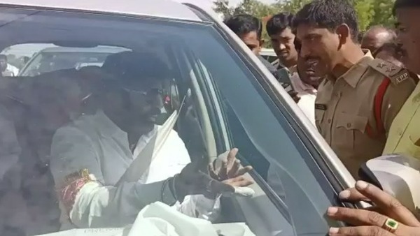 బాలయ్య వాహనంతో పాటు మూడు వాహనాలను మాత్రమే అనుమతించిన పోలీసులు
