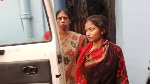 Woman swims to India from Bangladesh Woman swims to India from Bangladesh