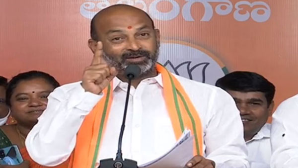 కేసీఆర్ చేతగానితనం వల్ల సర్పంచ్ లకు కష్టాలు