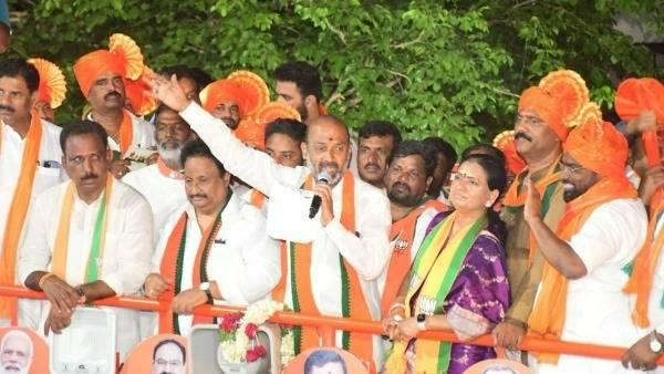 బీజేపీ కి ఒక్క అవకాశం ఇవ్వండి.. ప్రతి తండాలో సేవాలాల్ ఆలయం నిర్మిస్తామన్న బండి సంజయ్