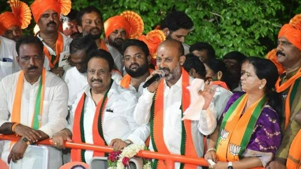 రాష్ట్రాన్ని అప్పుల పాల్జేసి చిప్ప చేతికిచ్చిన కేసీఆర్.. వినూత్న రీతిలో మండిపడ్డ బండి సంజయ్