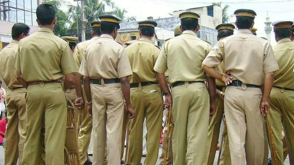పోలీసుల ఎంట్రీతో షాక్