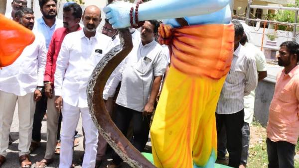 తెలంగాణను దివాళా తీయించిన టీఆర్ఎస్..సక్రమంగా జీతాలిచ్చే పరిస్థితి లేదన్న బీజేపి ఛీఫ్