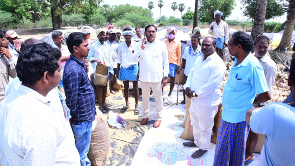 రైతు సమస్యలను ప్రత్యక్ష్యంగా తెలుసుకున్న ఎర్రబెల్లి..