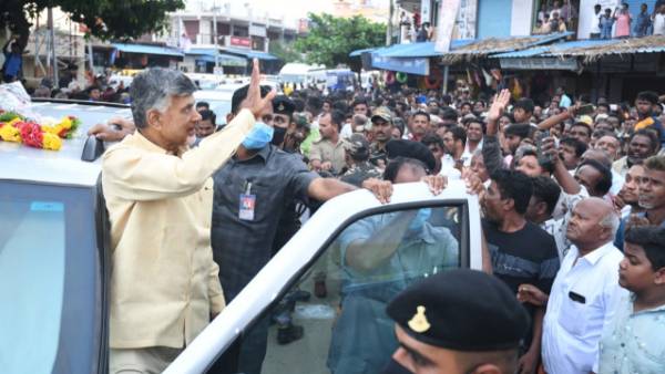డబ్బుల సంచులతోనే ఎన్నికలంటూ చంద్రబాబు ఫైర్
