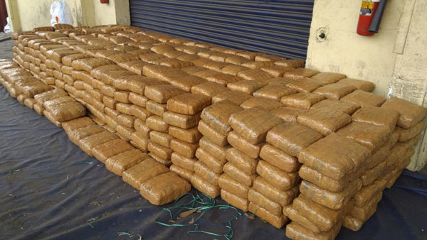 AP to telangana ganja smuggling; police caught 470kgs of ganja at Pedda Amberpet AP to telangana ganja smuggling; police caught 470kgs of ganja at Pedda Amberpet