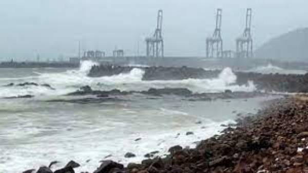 cyclone asani touches coast between bapatla and machilipatnam, may weakens after now cyclone asani touches coast between bapatla and machilipatnam, may weakens after now