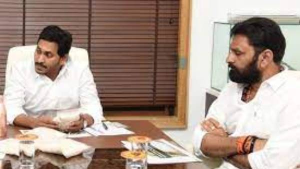 జగన్తో నాని భేటీ