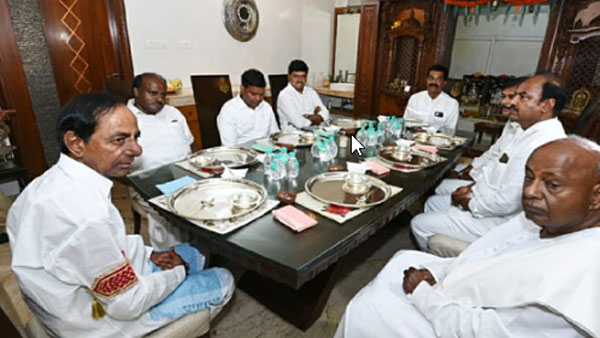 దేవెగౌడ, కుమారస్వామితో కేసీఆర్ లంచ్ భేటీ: రాజకీయ చర్చలు