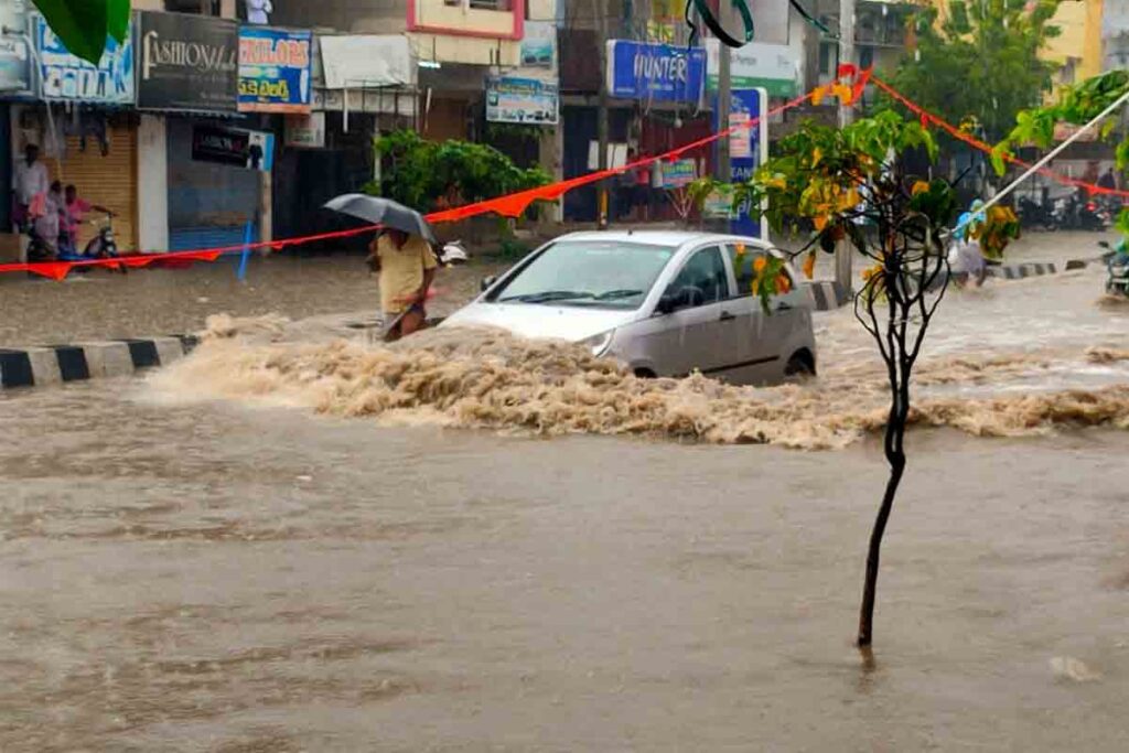 Delhi Rains: Bus Gets Trapped Under Uprooted Tree After Rains Delhi Rains: Bus Gets Trapped Under Uprooted Tree After Rains