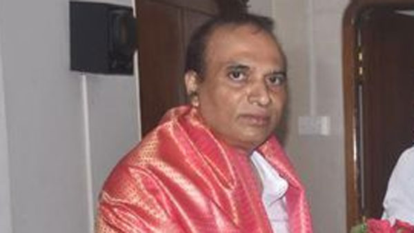 బహుమతులతో ప్రజలను మంచి చేసుకుంటున్నారు