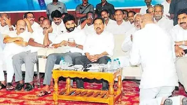 ap minister venu gopalakrishna apology to settibalijas for kneel down to yv subba reddy ap minister venu gopalakrishna apology to settibalijas for kneel down to yv subba reddy