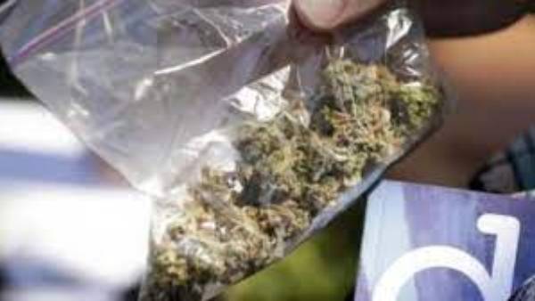 Youth nuisance in Hyderabad intoxicated with ganja.. attacked on police vehicle !! Youth nuisance in Hyderabad intoxicated with ganja.. attacked on police vehicle !!