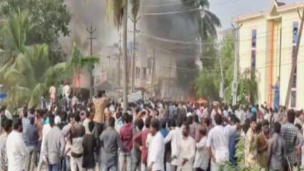 విధ్వంసం .. రాజకీయ విమర్శలు