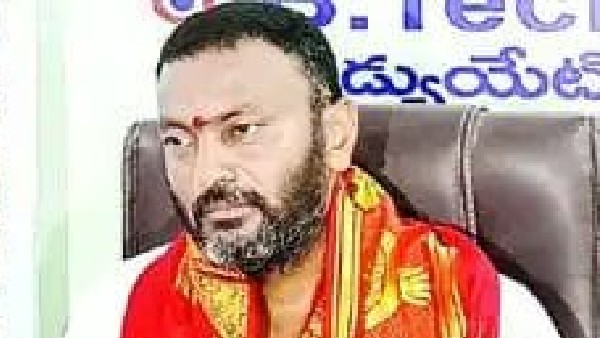 తల్లి కోసం రాతితో అద్భుతంగా ఆలయం నిర్మిస్తున్న కొడుకు