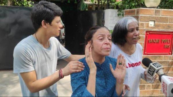 Punjab IAS Sanjay Popli son killed shot in the head, mother has accused Punjab Vigilance team of firing son, cops say suicide. Punjab IAS Sanjay Popli son killed shot in the head, mother has accused Punjab Vigilance team of firing son, cops say suicide.