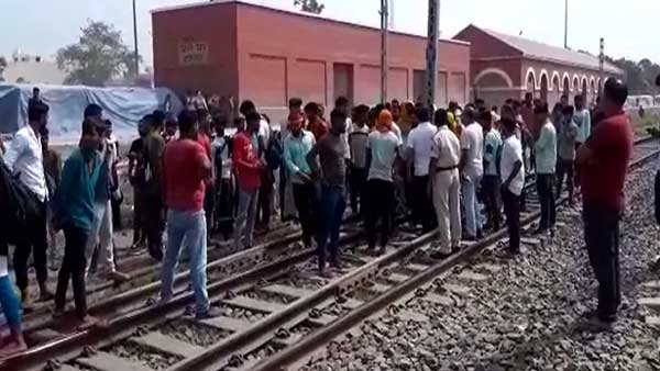 Army Job Aspirants Blocked Railway Tracks, Protest Against Agneepath Scheme Army Job Aspirants Blocked Railway Tracks, Protest Against Agneepath Scheme