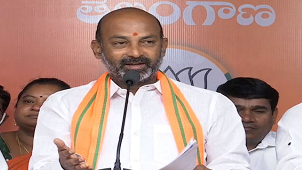 ప్రైవేట్ వడ్డీ వ్యాపారులు రైతులను అప్పుల ఊబిలోకి నెడుతున్నారు