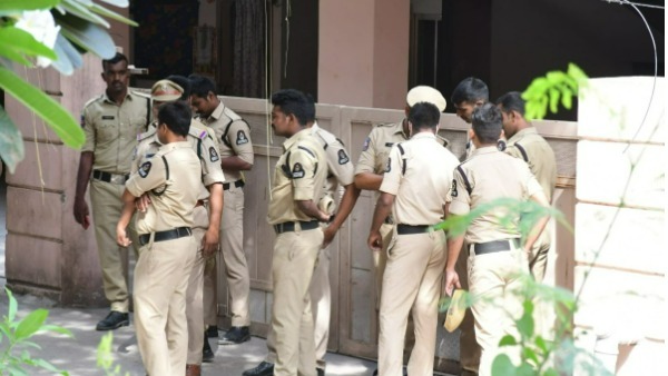 తనను హౌస్ అరెస్ట్ చెయ్యటంపై బండి సంజయ్ ఆగ్రహం