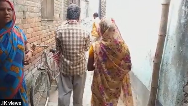 కొడుకు మృతదేహం కోసం లంచం ఇవ్వటానికి తల్లిదండ్రుల భిక్షాటన