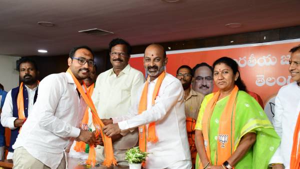 రాష్ట్రంలో టైం పాస్ పాలన.. తెలంగాణ వాదులు బీజేపి చేరాలని బండి సంజయ్ పిలుపు