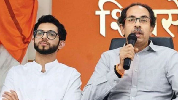 శివసేన జెండా, మాతాత, మాతండ్రి ఫోటోలు పెట్టుకున్నారు