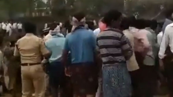 ycp leaders blocking the dhulipalla narendra and his car wreckage.. high tension in anumarlapudi ycp leaders blocking the dhulipalla narendra and his car wreckage.. high tension in anumarlapudi