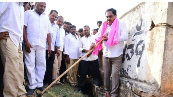 ఉపాధి హామీ కూలీలతో కలిసి పని చేసిన మంత్రి ..
