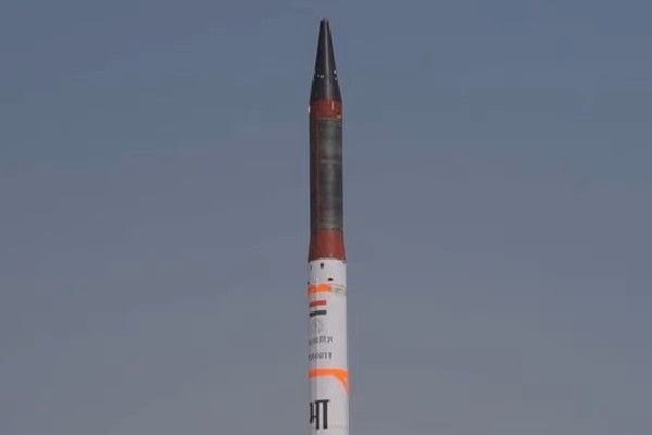 India successfully test fires nuclear capable Agni-IV missile India successfully test fires nuclear capable Agni-IV missile